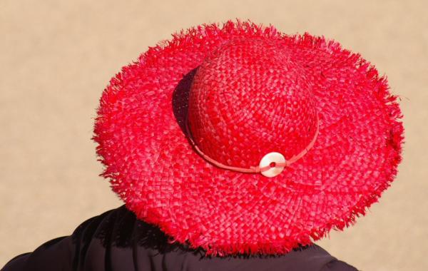 Oh le beau chapeau rouge !