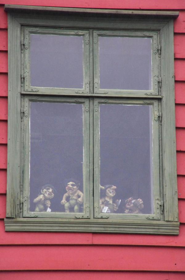 Trolls à la fenêtre
